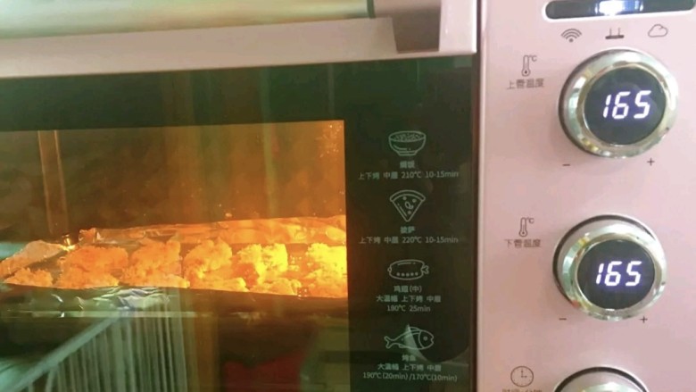 香酥鲜虾棒,9.放进烤箱里,设置好温度:165°,时间设置:25分钟。
