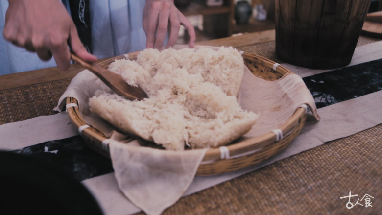 杨梅酒,摊凉:将糯米饭摊开自然冷却至35度左右,再洒入少量清水,将粘连的饭粒搓散开