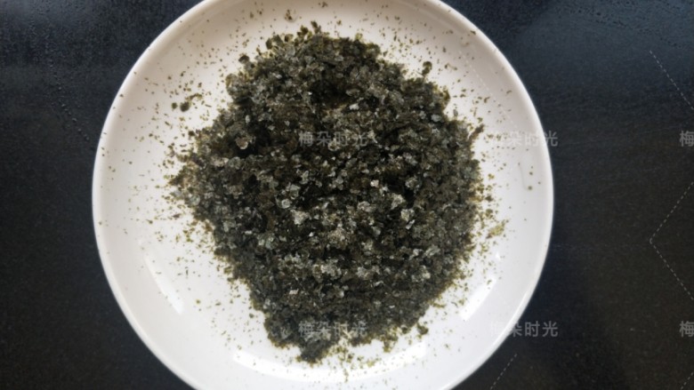 海苔苏打饼干,准备一些海苔碎,我是用粉碎机把大片的寿司海苔打碎了。
