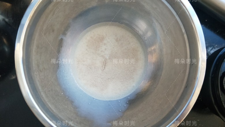 海苔苏打饼干,牛奶温一下,这个温度大概就是30度左右。不要太热,然后加入酵母,搅拌融化。因为面粉吸水性不同,所以牛奶我写的60~70克,先加60克,如果面团很干,再加。根据面团实际情况调整。