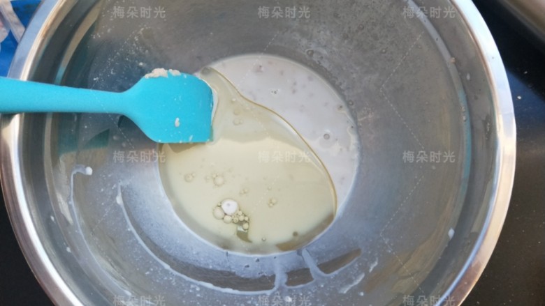 海苔苏打饼干,加入玉米油,搅拌融合