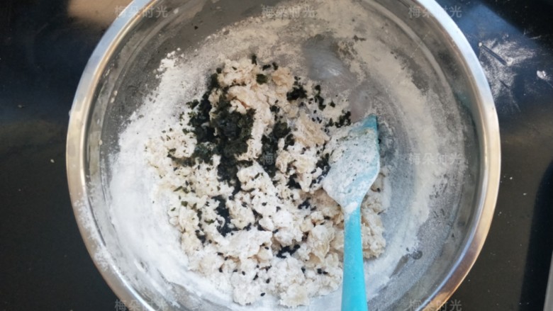 海苔苏打饼干,加入海苔碎,少许黑芝麻。