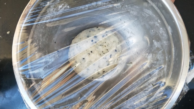 海苔苏打饼干,和成面团,放盆里。盖保鲜膜,静置20分钟。