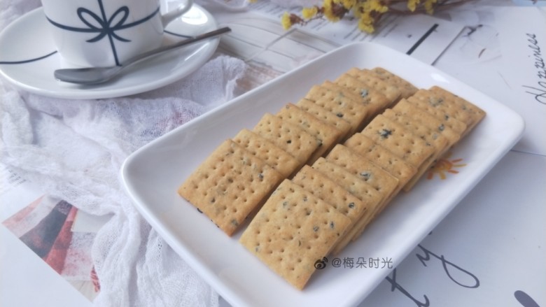 海苔苏打饼干,成品图。我放的海苔碎不多,烤好后看上去不太明显,可以再适当增加一些。