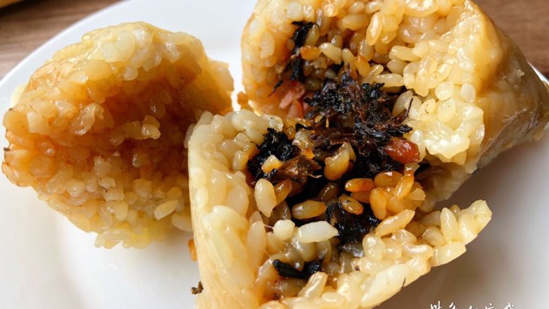梅干菜肉粽,粽子煮好取出即可,美味的梅干菜肉粽做好了,软糯鲜香,好吃的不得了。