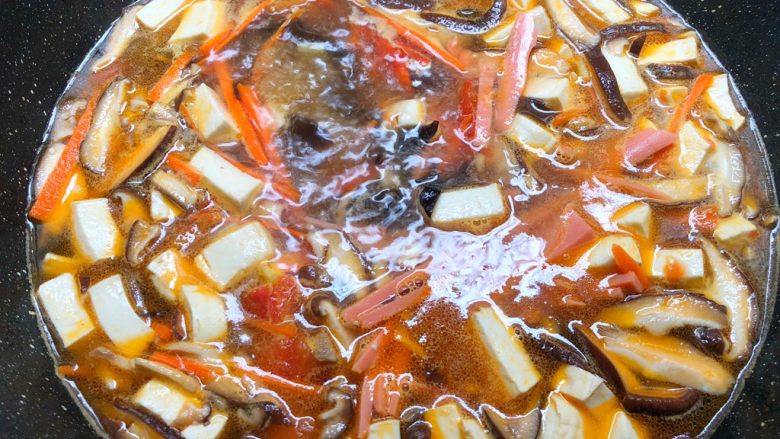 杂烩酸辣汤,加入胡萝卜，火腿肠，豆腐煮3分钟，再加入2勺醋，1勺<a style='color:red;display:inline-block;' href='/shicai/ 788'>生抽</a>，适量<a style='color:red;display:inline-block;' href='/shicai/ 3729'>白糖</a>，适量<a style='color:red;display:inline-block;' href='/shicai/ 134296'>白胡椒粉</a>，调至自己喜欢的口味。
