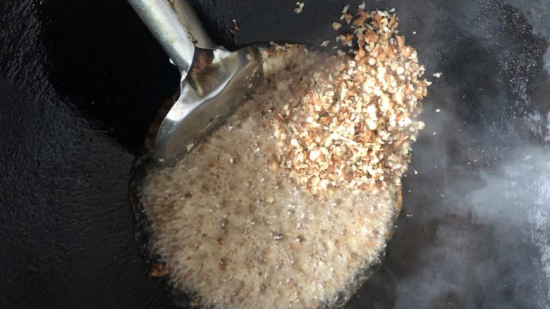 猪肉菜干粽子,保持中火,加入葱头末炸香