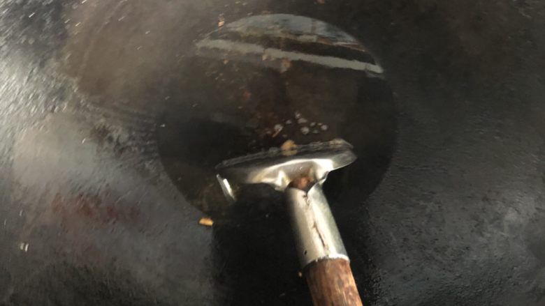 猪肉菜干粽子,将猪油渣捞出,根据需要可添加或减少油量