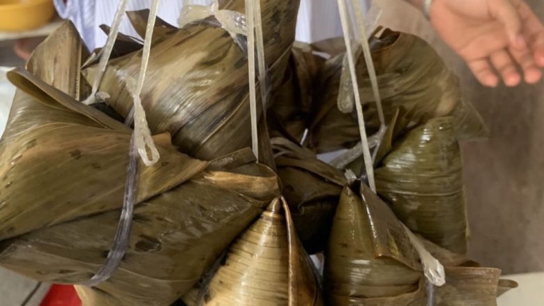 猪肉菜干粽子,锅内放水煮开放入粽子,水要没过粽子几厘米。中火煮1.5小时后出锅,这是出锅后的样子。