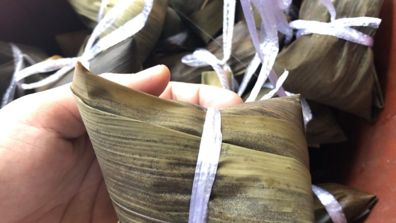 猪肉菜干粽子,包好的样子,闽南包的是四角粽。