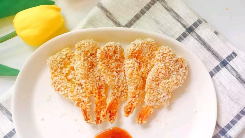 香酥鲜虾棒,10.时间到了取出来,用夹子夹到盘子中。准备开吃啦!