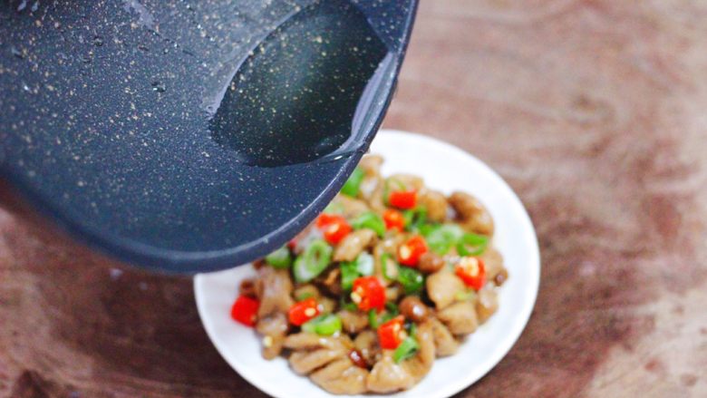 金牌拍蒜豉香蒸大肠,锅烧热倒入剩下的10克花生油烧热后,均匀地把花生油浇到猪大肠上即可。