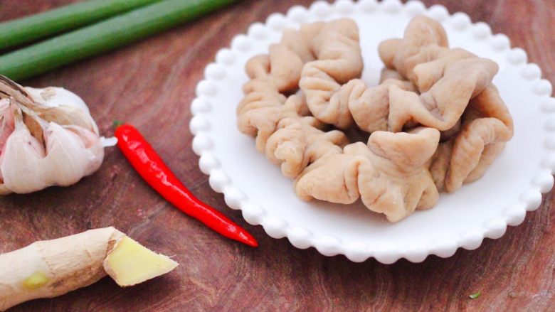 金牌拍蒜豉香蒸大肠,首先备齐所有的食材,<a style='color:red;display:inline-block;' href='/shicai/ 945'>猪大肠</a>我是买的处理好的。