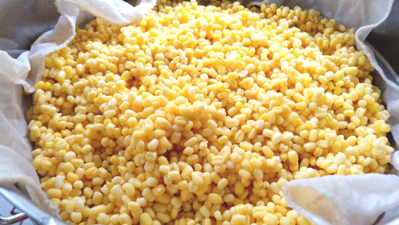 绿豆糕,泡好后,沥干水分入锅蒸30分钟