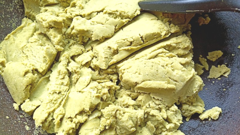 绿豆糕,起锅烧油,倒入豆泥和<a style='color:red;display:inline-block;' href='/shicai/ 810'>抹茶</a>翻炒均匀