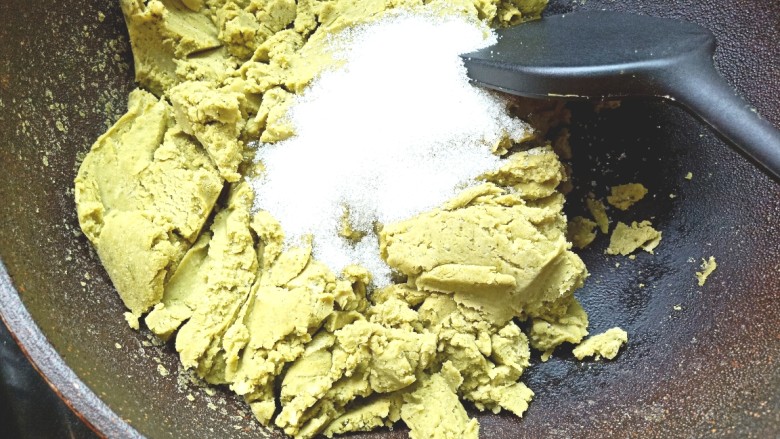 绿豆糕,加入白糖,蜂蜜,翻炒均匀