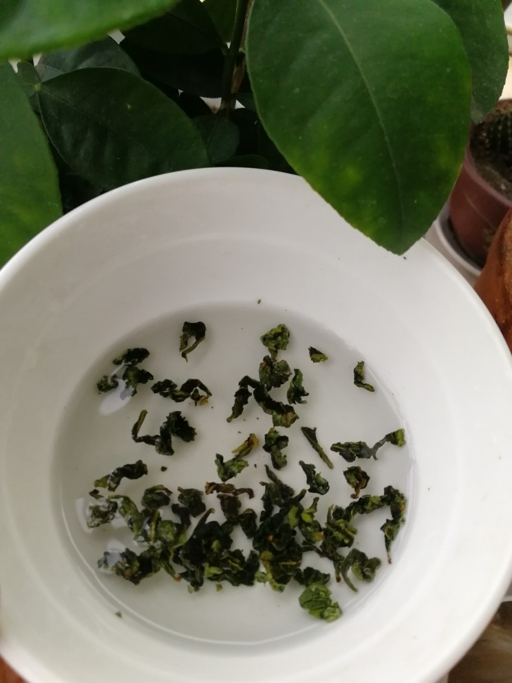 Q弹茶叶蛋,煮蛋的时候把茶叶用温水洗一洗。