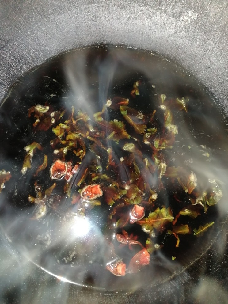 Q弹茶叶蛋,加三大勺水,把八角和茶叶放里,小火煮开。