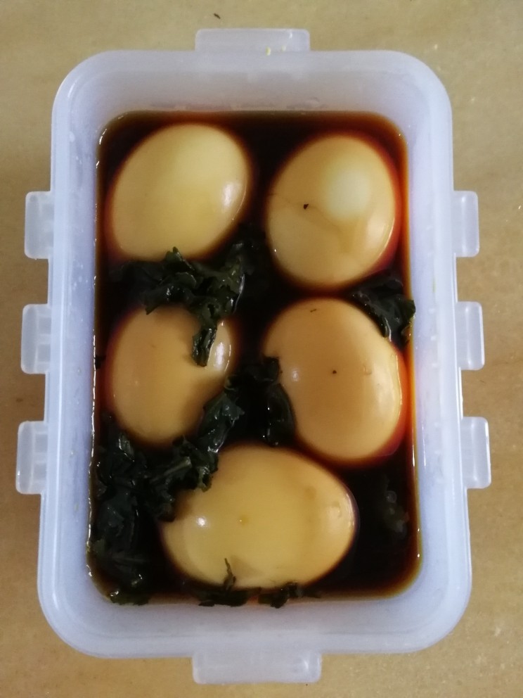 Q弹茶叶蛋,装到乐扣盒子里,再装些汤汁。密封放一个晚上。