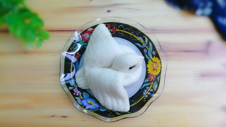 洁白小鸟馒头,醒发四十分钟左右,小鸟发酵1..5倍大,蒸锅水开放入小鸟馒头蒸十五分钟焖五分钟