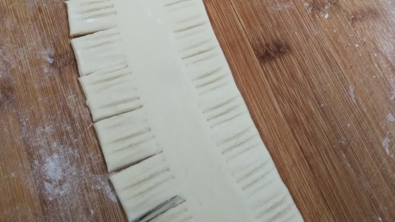 枣花小馒头,再用刀在两边切九等份