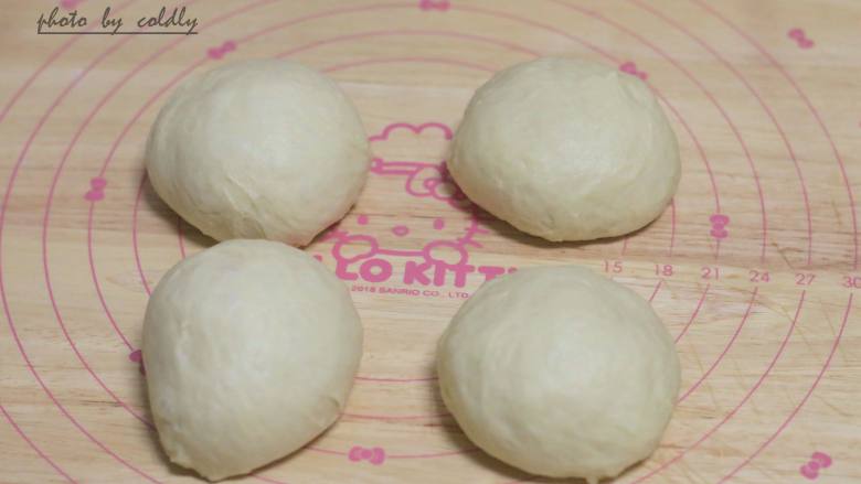 牛肉肠玉米面包,再把分成4份后滚圆,盖上保鲜膜静置15分钟松弛