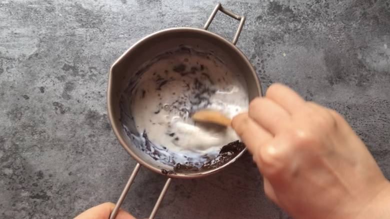 巧克力奶油雪糕,将温热的牛奶倒入融化的巧克力中,搅拌均匀。