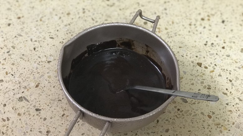 巧克力奶油雪糕,融化好的巧克力,搅匀保温备用。