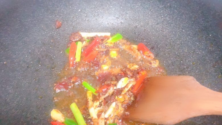 麻辣小龙虾,放入葱蒜,炒香