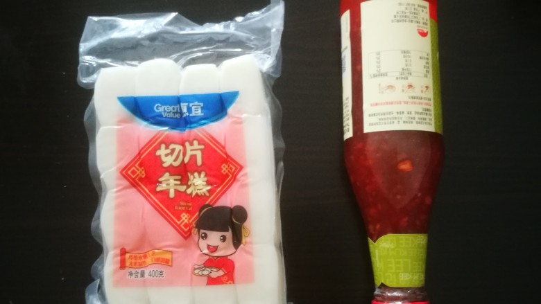 炒年糕,在超市买好食材,超市一包带酱的<a style='color:red;display:inline-block;' href='/shicai/ 552'>年糕</a>得12块,那不如直接花10块买一瓶酱,以后还能一直用呢,嘻嘻(♡˙︶˙♡)