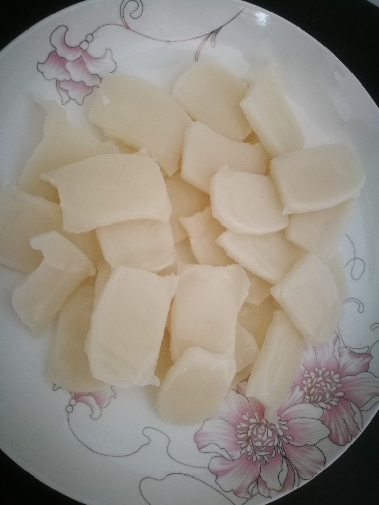 炒年糕,把年糕掰成一片片的,掰的时候还挺好玩的∪・ω・∪