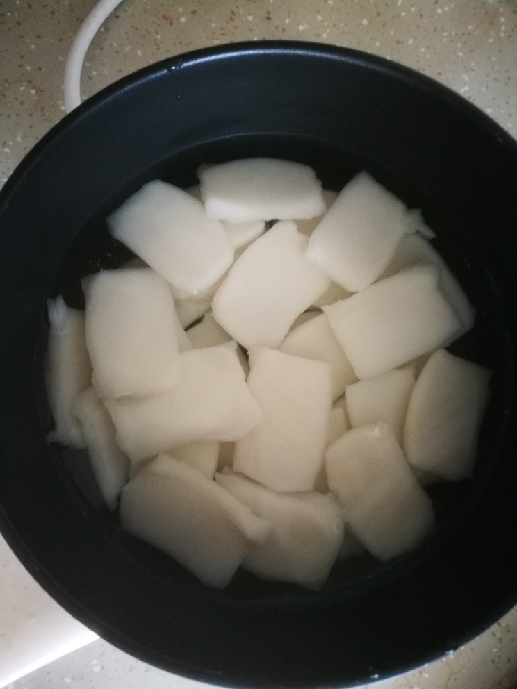 炒年糕,锅中加水,刚好末过年糕