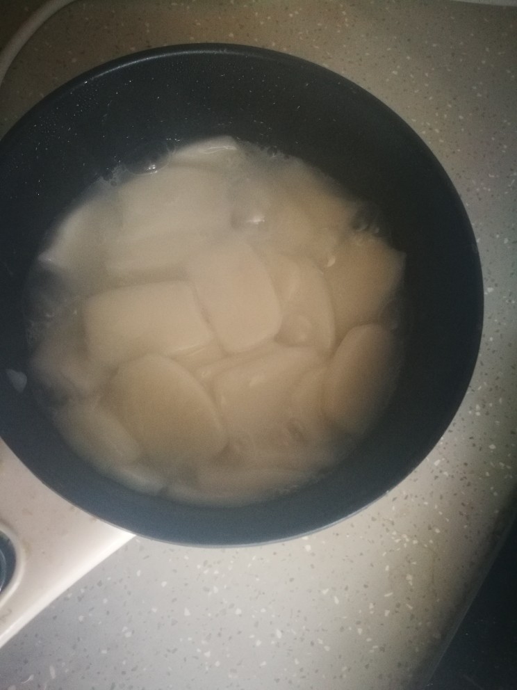 炒年糕,开火,一直用锅铲翻动年糕,以免粘锅,我就是水沸后少翻了几下,就粘锅了╯﹏╰