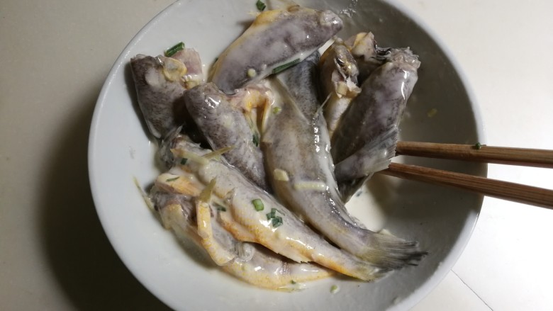 酥香小黄鱼,放入小黄鱼拌匀裹上一层面糊