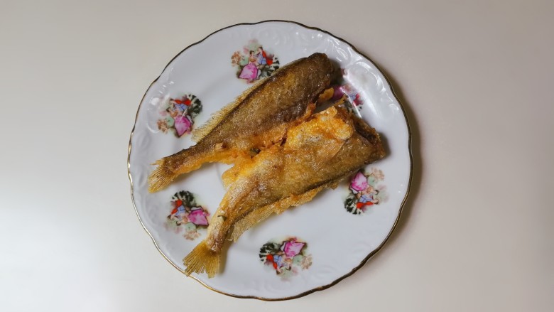 酥香小黄鱼,出锅盛盘