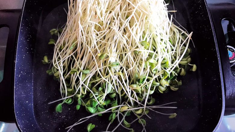 炝拌黑豆苗,加入黑豆苗,先把豆芽放到水里烫一下