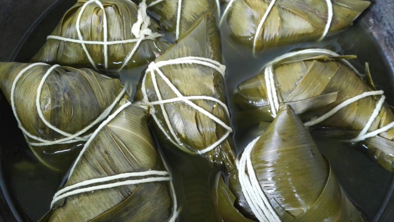 红枣粽,期间要不断加水以免烧干