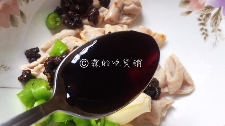 拍蒜豉香蒸大肠,<a style='color:red;display:inline-block;' href='/shicai/ 762'>老抽</a>和<a style='color:red;display:inline-block;' href='/shicai/ 788'>生抽</a>。