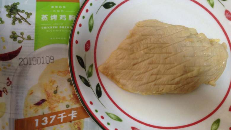 藤椒鸡肉卷饼,蒸饼期间,取出自然化冻的藤椒蒸烤鸡胸肉,这种鸡胸肉是腌制的半成品