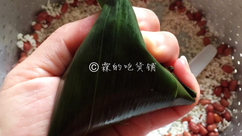 赤豆三角粽,如图中这个样子,不捏紧的话不会形成三角形的哦,裹出来会是扁扁的。