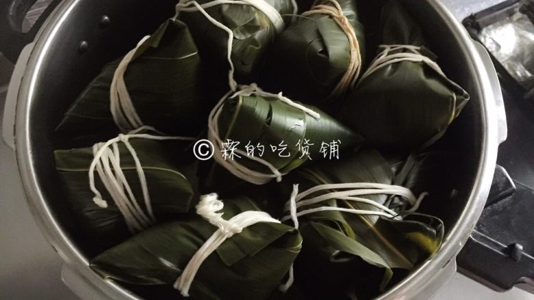 赤豆三角粽,高压锅,2小时,水量要盖没粽子,时间到不要马上开盖取出,捂一会更好。