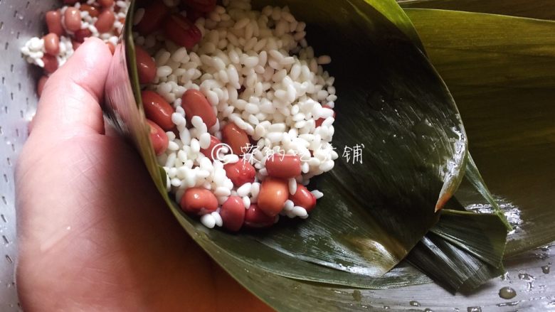 赤豆三角粽,把糯米和红豆放入,八分满就可以了。