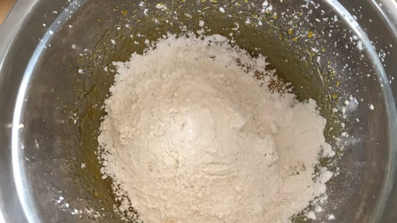 蛋黄小饼干,把面粉，淀粉放入打好的液体中打发均匀