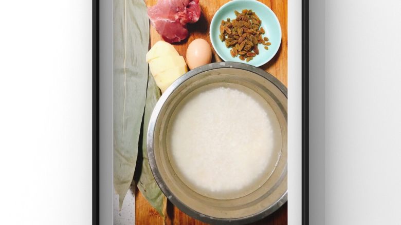 宝宝粽,所需食材:猪肉一块,土豆1个,葡萄干适量,鸡蛋1个,大米➕小米提前泡15分钟以上,粽叶两片(有绿色买绿色的更好)!
