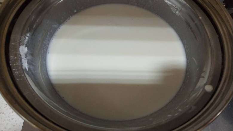 糯米糍,倒入浅盘,大火蒸20分钟!用筷子扎一下,中间有点微微硬就熟了!
