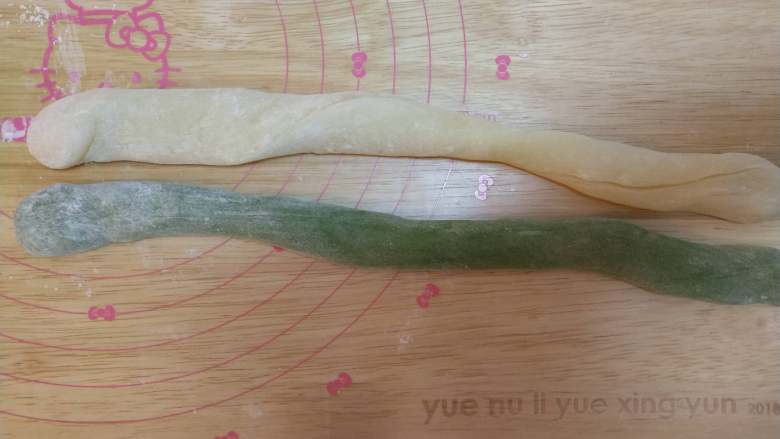 糯米糍,将原味糯米皮和抹茶糯米皮搓成长条状,扭在一起,然后揪成剂子