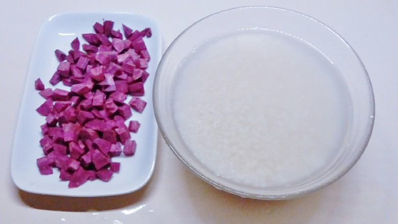 夏日拌饭~鸡肉黄瓜紫薯饭,<a style='color:red;display:inline-block;' href='/shicai/ 2643'>紫薯</a>切小丁  <a style='color:red;display:inline-block;' href='/shicai/ 492'>大米</a>淘洗干净