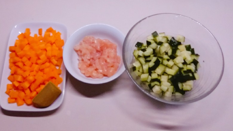 夏日拌饭~鸡肉黄瓜紫薯饭,<a style='color:red;display:inline-block;' href='/shicai/ 25'>胡萝卜</a>  <a style='color:red;display:inline-block;' href='/shicai/ 94'>鸡肉</a> <a style='color:red;display:inline-block;' href='/shicai/ 54'>黄瓜</a>切小丁