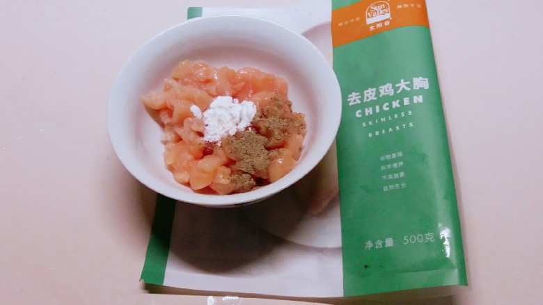 夏日拌饭~鸡肉黄瓜紫薯饭,鸡肉放入淀粉 <a style='color:red;display:inline-block;' href='/shicai/ 720'>胡椒粉</a> 盐抓拌均匀