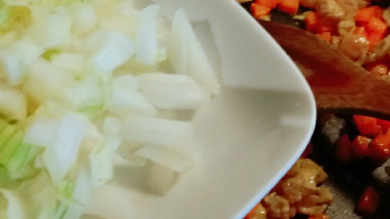 夏日拌饭~鸡肉黄瓜紫薯饭,随后放入洋葱碎提味